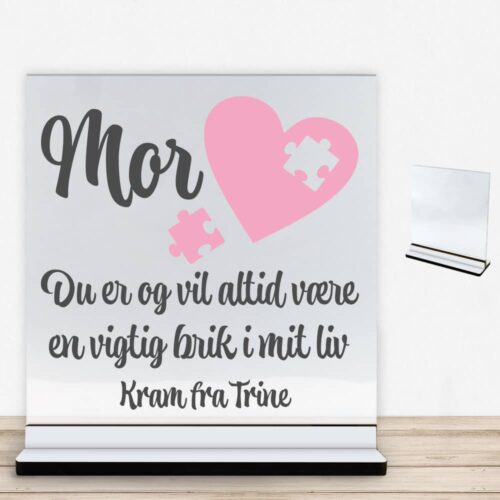 Mor du er og vil altid være en vigtig brik i mit liv | Glasskilt inkl. fod med farvet overflade