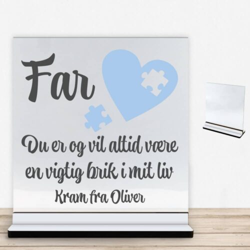 Far du er og vil altid være en vigtig brik i mit liv | Glasskilt inkl. fod med farvet overflade