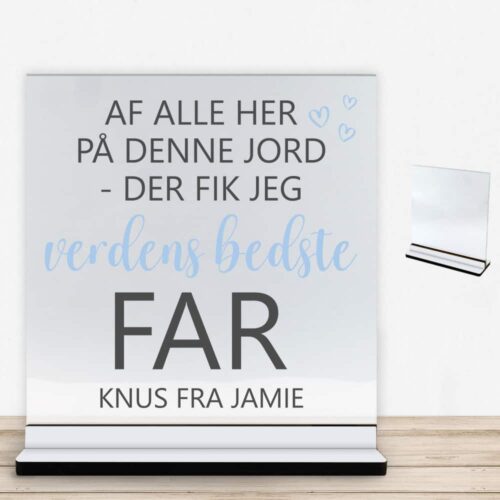 Af alle her på denne jord - far | Glasskilt inkl. fod med farvet overflade