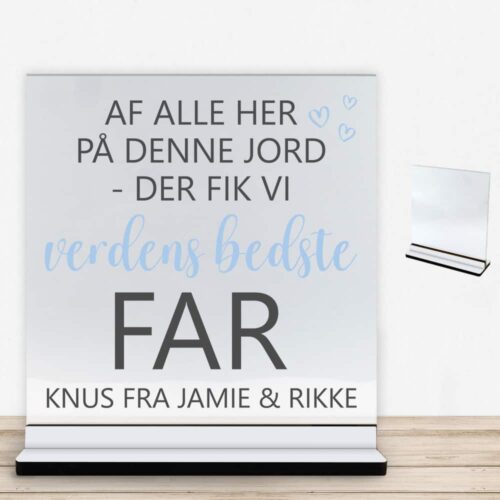Alternative view of Af alle her på denne jord - far | Glasskilt inkl. fod med farvet overflade