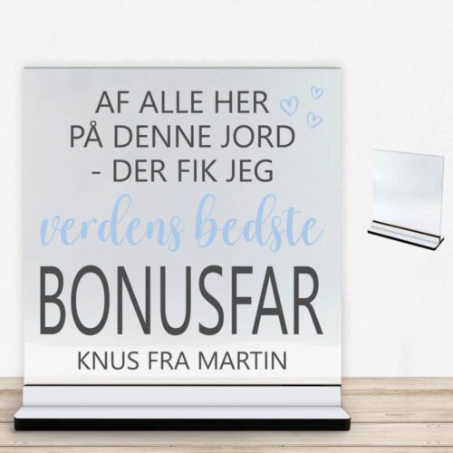 Af alle her på denne jord - bonusfar | Glasskilt inkl. fod med farvet overflade