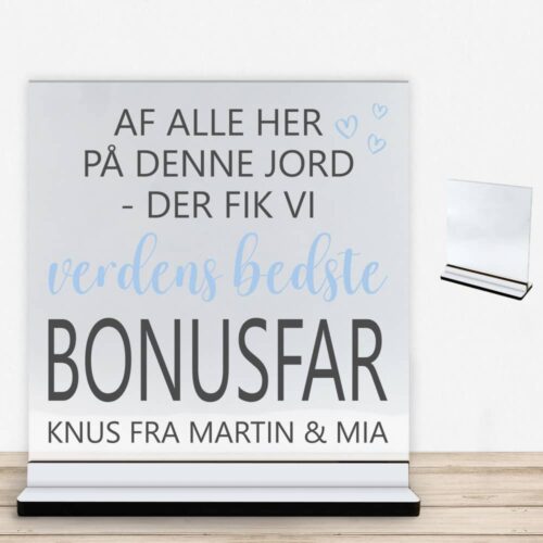 Alternative view of Af alle her på denne jord - bonusfar | Glasskilt inkl. fod med farvet overflade