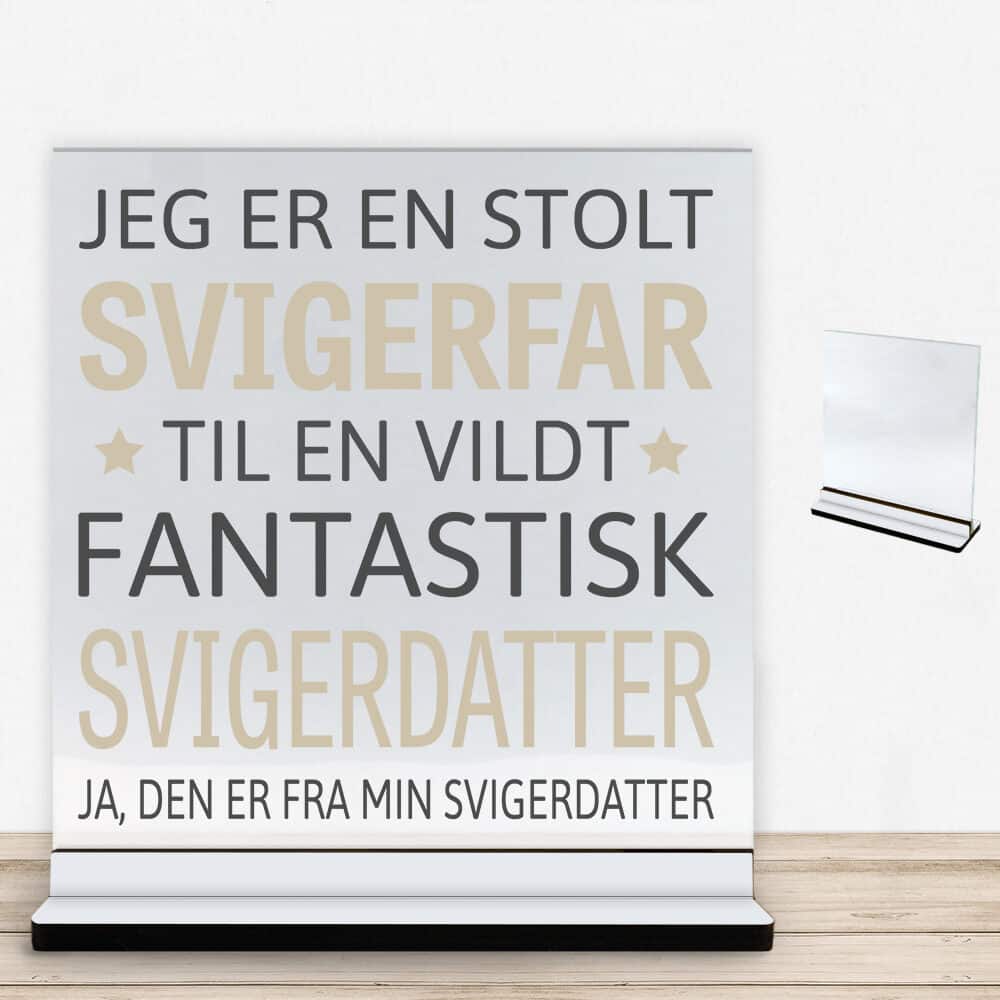 Jeg er en stolt svigerfar... - svigerdatter | Glasskilt inkl. fod med farvet overflade
