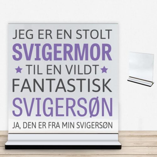 Jeg er en stolt svigermor... - svigersøn | Glasskilt inkl. fod med farvet overflade