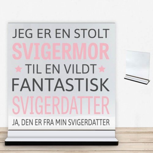 Jeg er en stolt svigermor... - svigerdatter | Glasskilt inkl. fod med farvet overflade