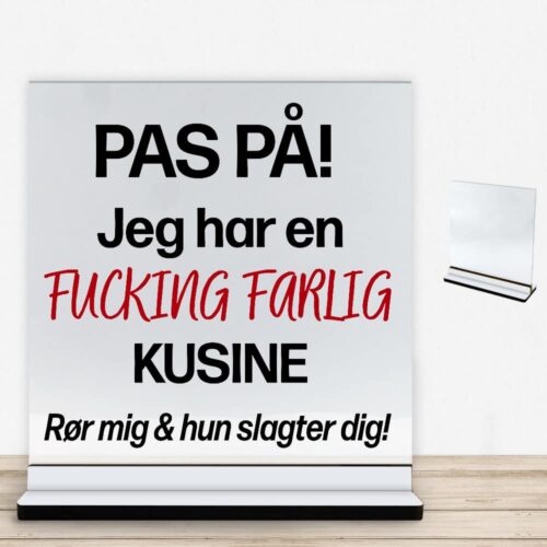 Pas på, jeg har en fucking farlig kusine | Glasskilt inkl. fod med farvet overflade