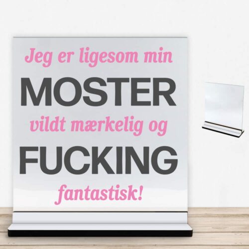 Jeg er ligesom min moster... | Glasskilt inkl. fod med farvet overflade