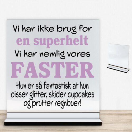 Alternative view of Jeg har ikke brug for en superhelt... - faster | Glasskilt inkl. fod med farvet overflade