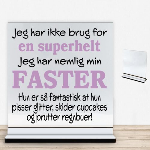 Jeg har ikke brug for en superhelt... - faster | Glasskilt inkl. fod med farvet overflade