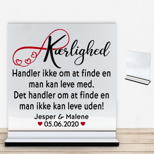 Kærlighed handler ikke om... | Glasskilt inkl. fod med farvet overflade