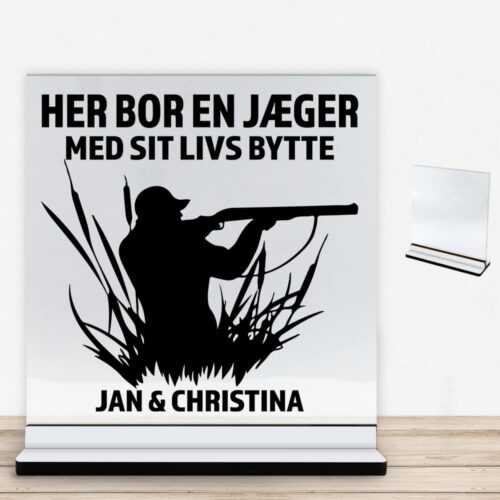 Her bor en jæger design 1 | Glasskilt inkl. fod med farvet overflade