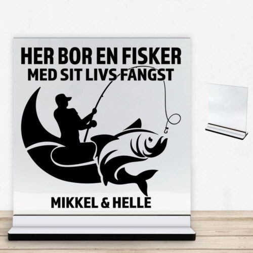Her bor en fisker design 1 | Glasskilt inkl. fod med farvet overflade
