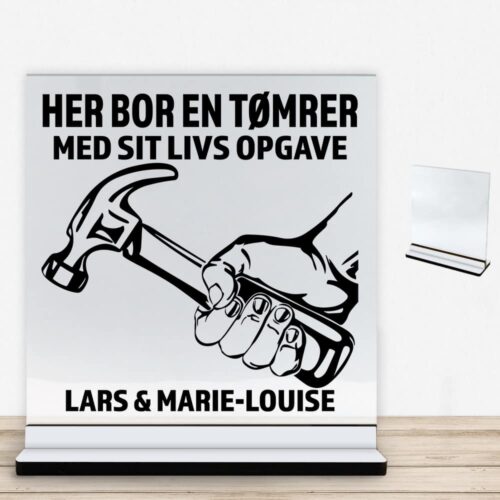 Her bor en tømrer design 1 | Glasskilt inkl. fod med farvet overflade