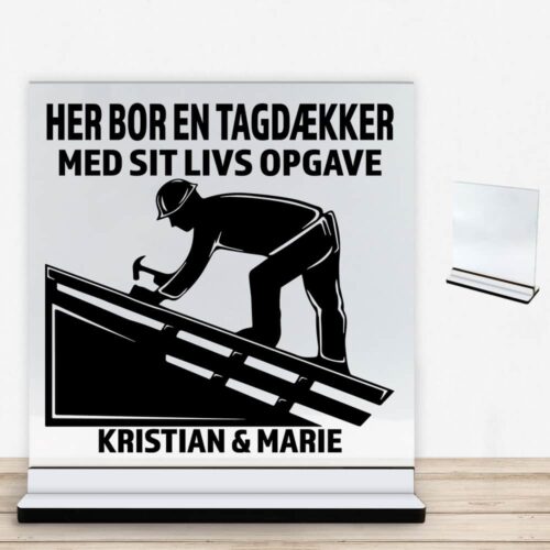 Her bor en tagdækker design 1 | Glasskilt inkl. fod med farvet overflade