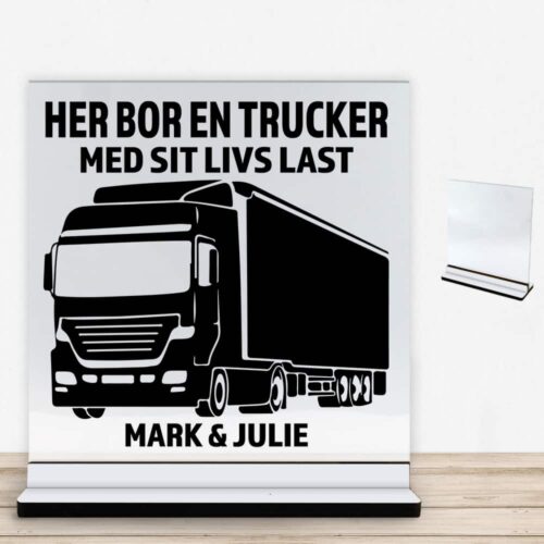 Her bor en trucker design 1 | Glasskilt inkl. fod med farvet overflade