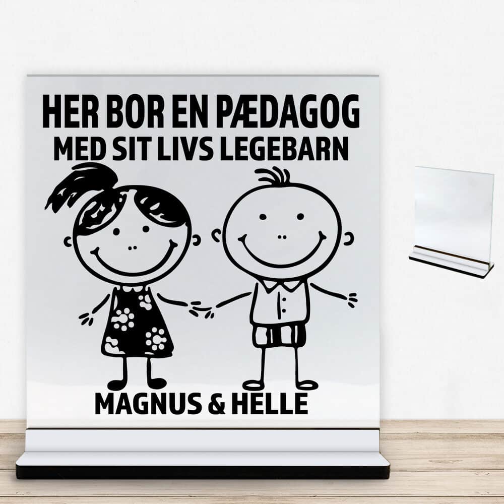 Her bor en pædagog design 1 | Glasskilt inkl. fod med farvet overflade