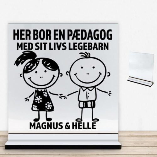 Her bor en pædagog design 1 | Glasskilt inkl. fod med farvet overflade
