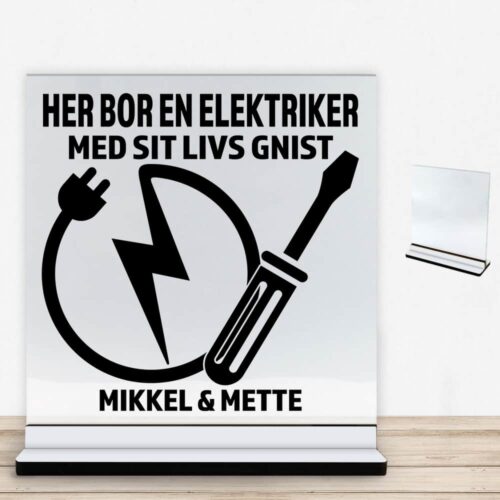 Her bor en elektriker design 1 | Glasskilt inkl. fod med farvet overflade