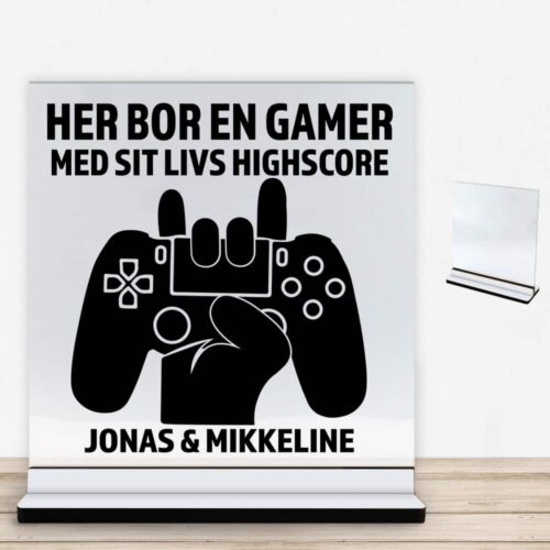 Her bor en gamer design 1 | Glasskilt inkl. fod med farvet overflade