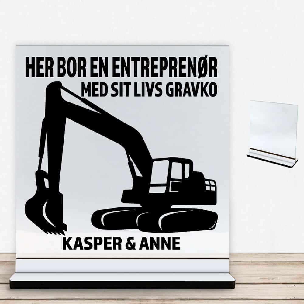 Her bor en entreprenør design 1 | Glasskilt inkl. fod med farvet overflade