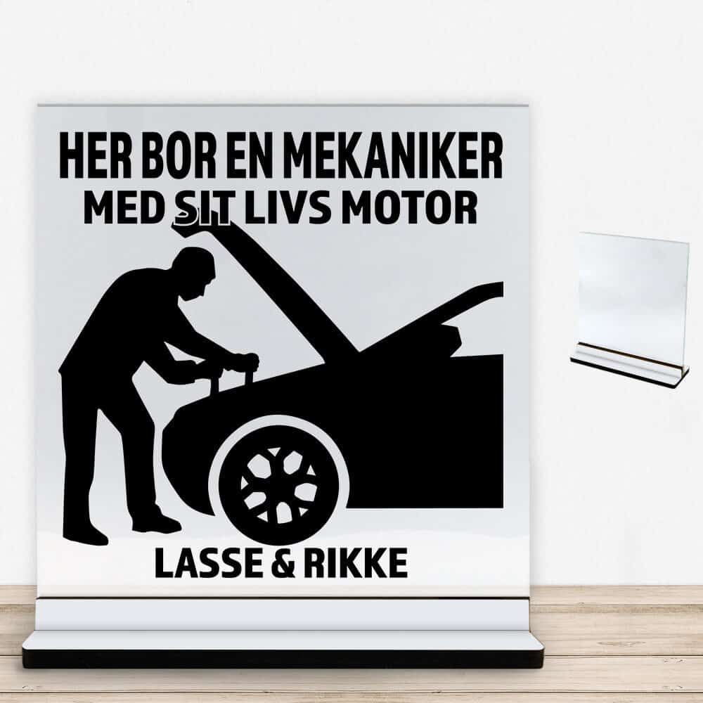 Her bor en mekaniker design 1 | Glasskilt inkl. fod med farvet overflade