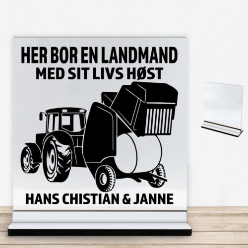 Her bor en landmand design 1 | Glasskilt inkl. fod med farvet overflade