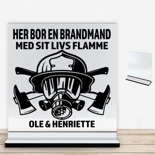 Her bor en brandmand design 1 | Glasskilt inkl. fod med farvet overflade