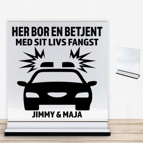 Her bor en betjent design 1 | Glasskilt inkl. fod med farvet overflade