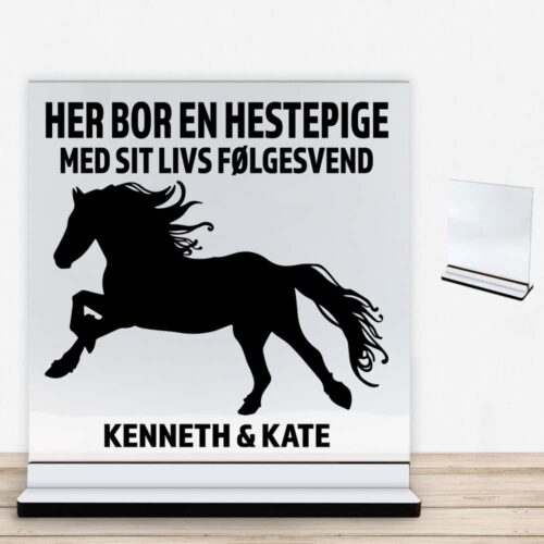 Her bor en hestepige design 1 | Glasskilt inkl. fod med farvet overflade