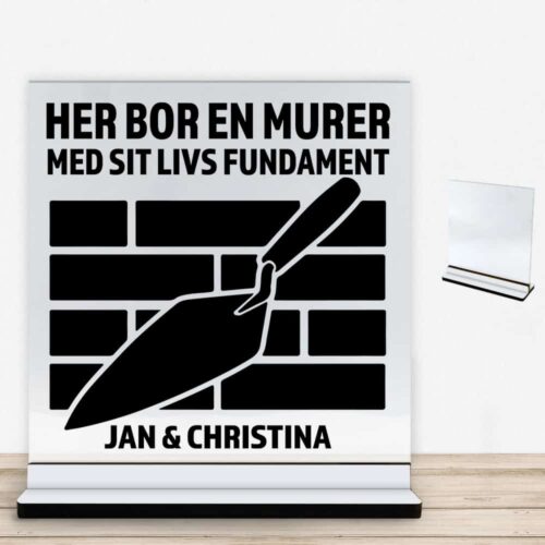 Her bor en murer design 1 | Glasskilt inkl. fod med farvet overflade