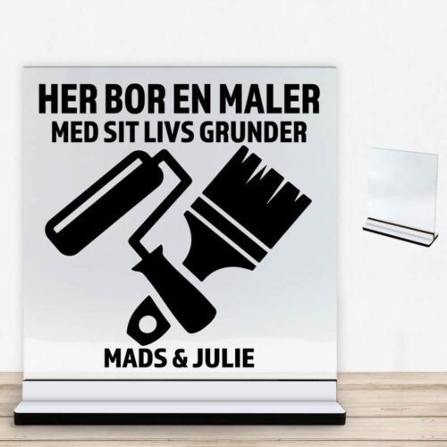 Her bor en maler design 1 | Glasskilt inkl. fod med farvet overflade