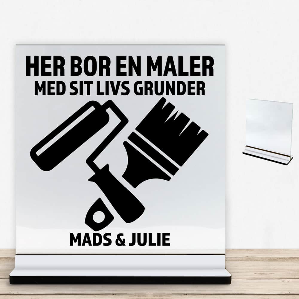 Her bor en maler design 1 | Glasskilt inkl. fod med farvet overflade