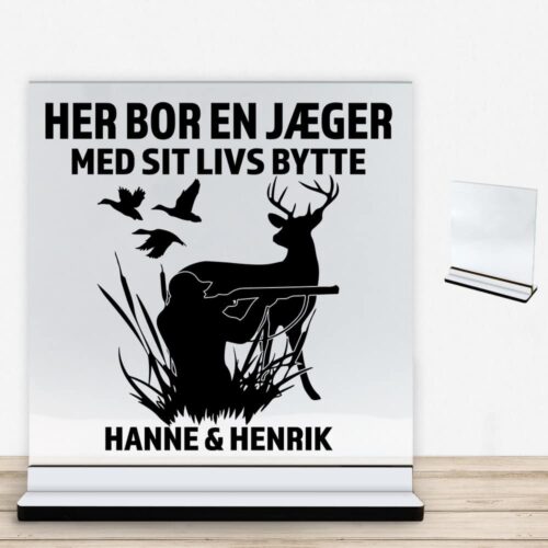 Her bor en jæger design 2 | Glasskilt inkl. fod med farvet overflade