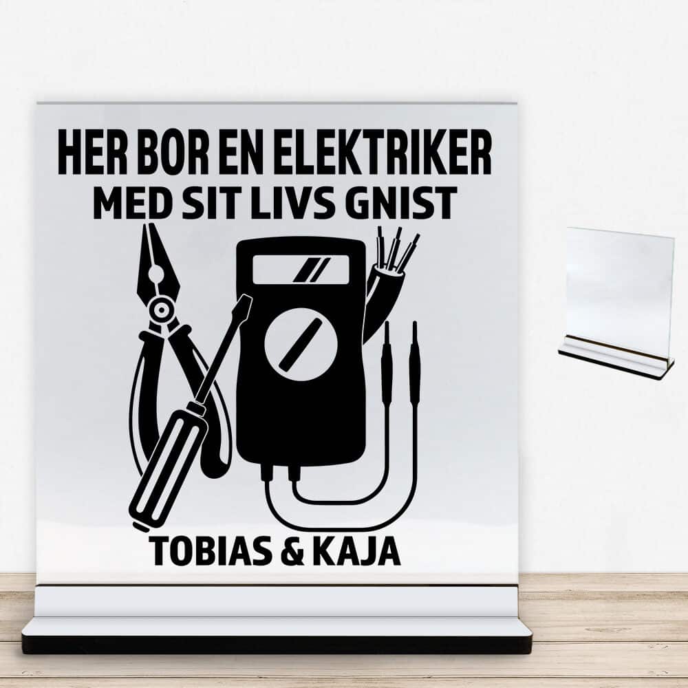 Her bor en elektriker design 2 | Glasskilt inkl. fod med farvet overflade