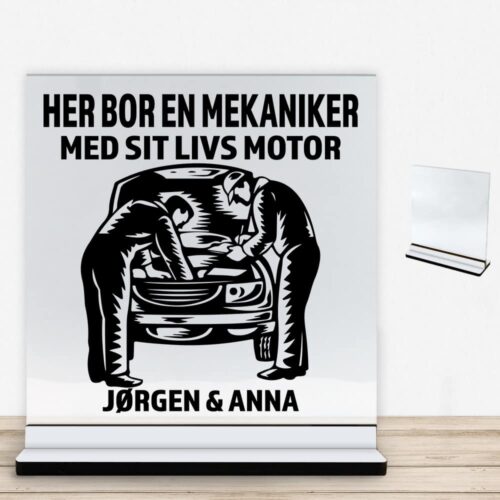 Her bor en mekaniker design 2 | Glasskilt inkl. fod med farvet overflade