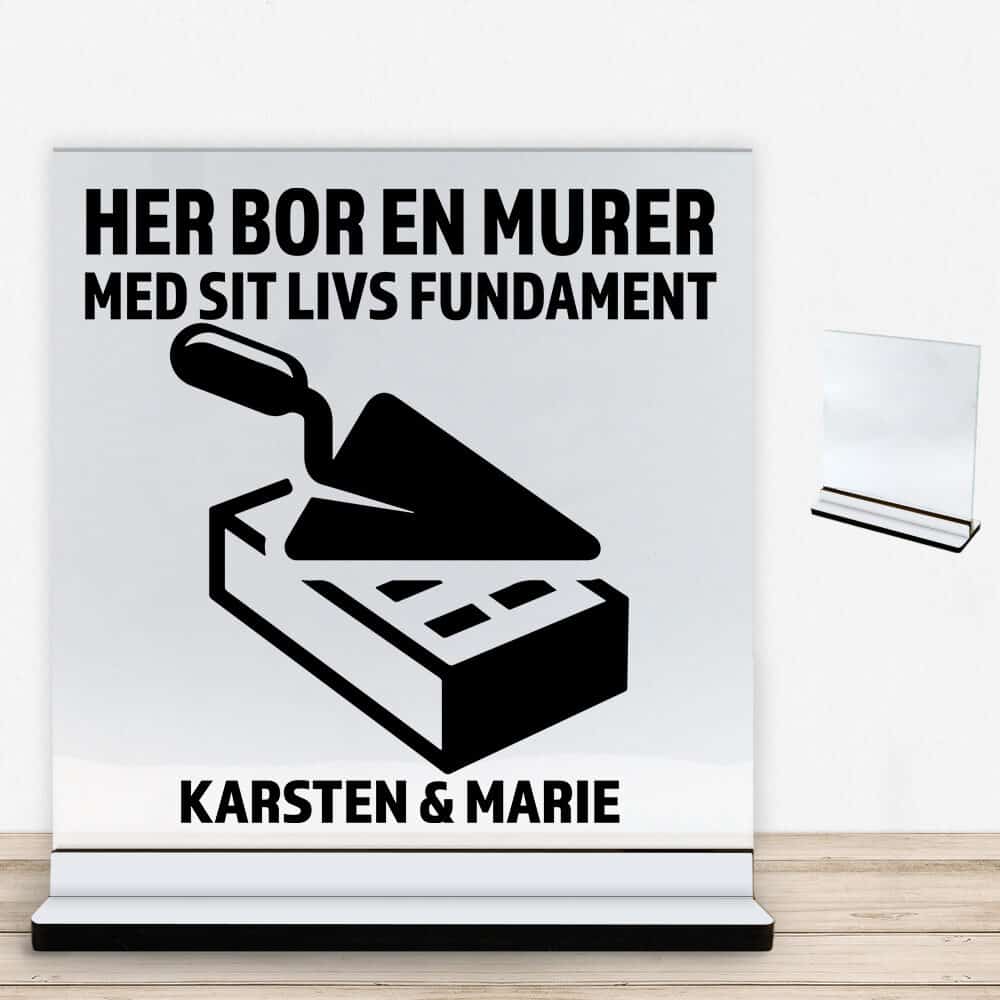 Her bor en murer design 2 | Glasskilt inkl. fod med farvet overflade