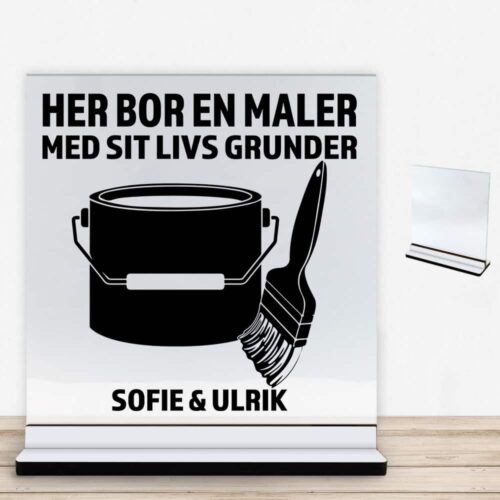 Her bor en maler design 2 | Glasskilt inkl. fod med farvet overflade