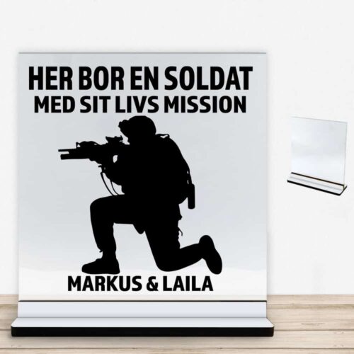 Her bor en soldat design 1 | Glasskilt inkl. fod med farvet overflade