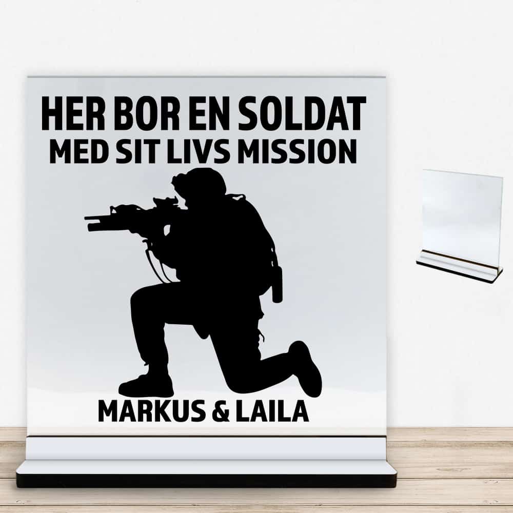 Her bor en soldat design 1 | Glasskilt inkl. fod med farvet overflade