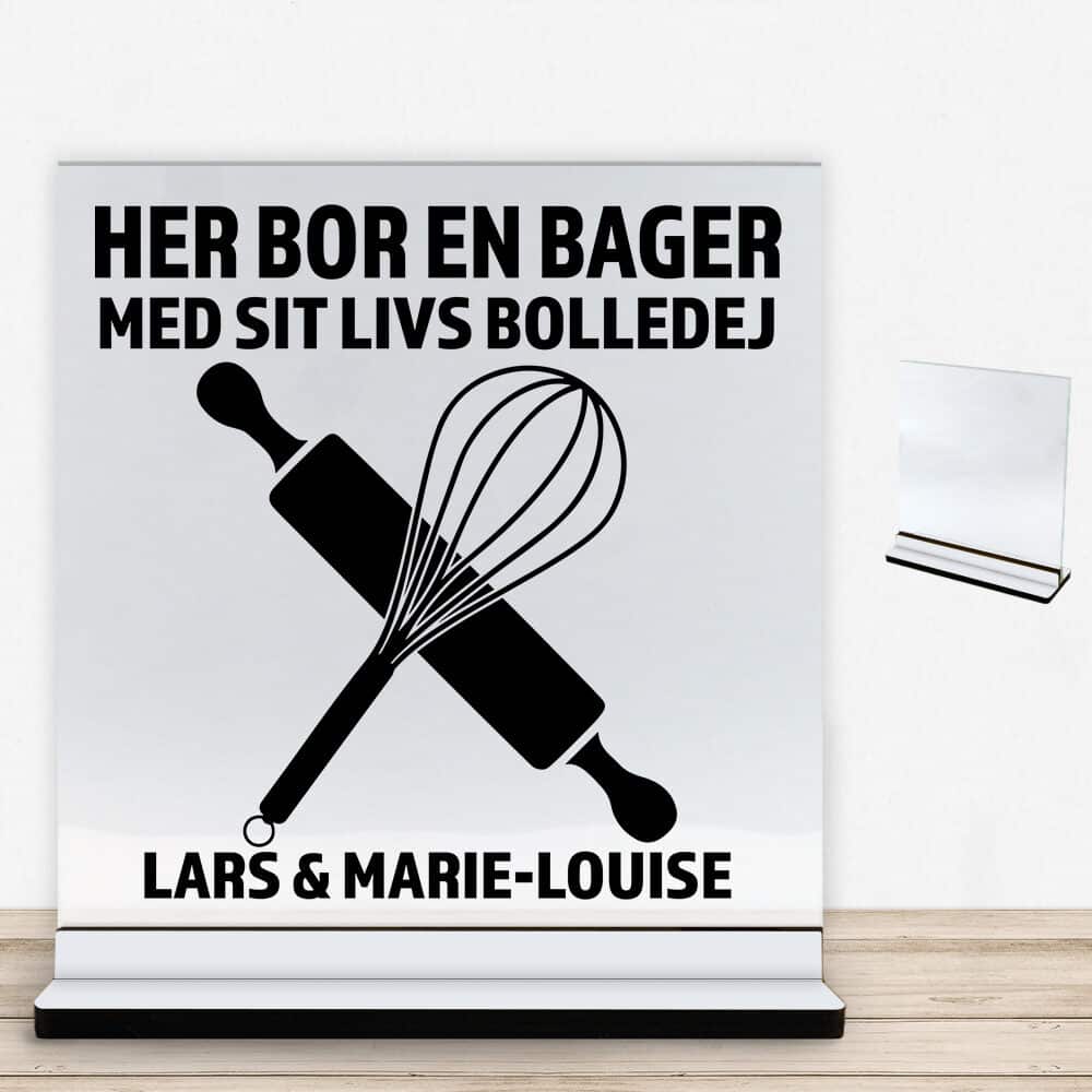 Her bor en bager design 1 | Glasskilt inkl. fod med farvet overflade