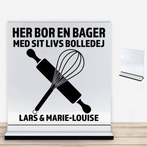 Her bor en bager design 1 | Glasskilt inkl. fod med farvet overflade