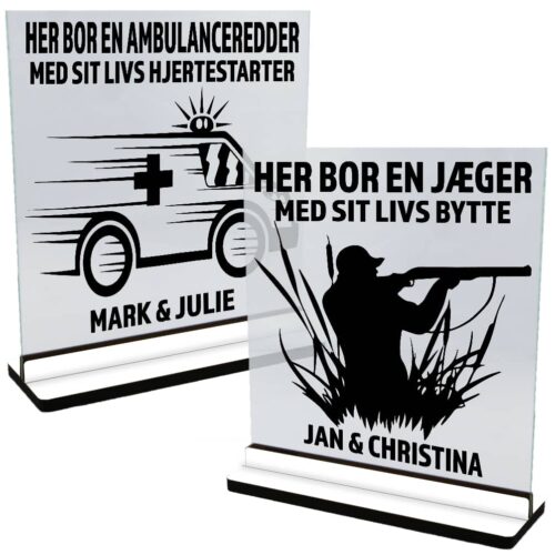 Her bor en... | Glasskilte-serie inkl. fod (farvet overflade)