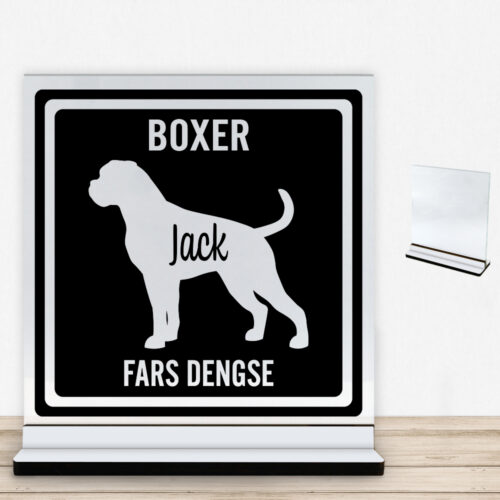 MyPets Boxer | Glasskilt inkl. fod med farvet overflade