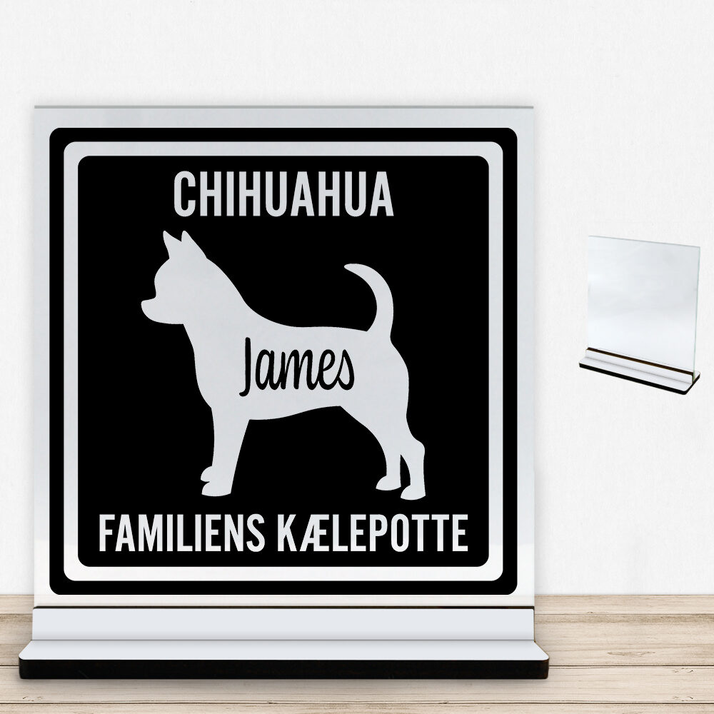 MyPets Chihuahua (korthåret) | Glasskilt inkl. fod med farvet overflade