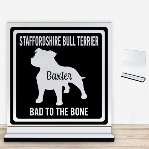MyPets Staffordshire Bull Terrier | Glasskilt inkl. fod med farvet overflade