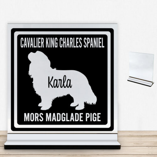 MyPets Cavalier King Charles Spaniel | Glasskilt inkl. fod med farvet overflade