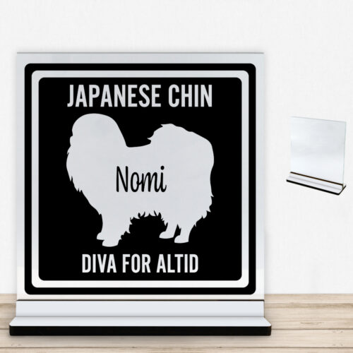 MyPets Japanese Chin | Glasskilt inkl. fod med farvet overflade
