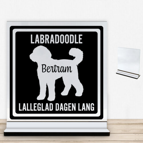 MyPets Labradoodle #2 | Glasskilt inkl. fod med farvet overflade