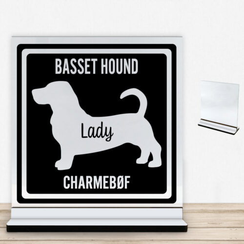 MyPets Basset Hound | Glasskilt inkl. fod med farvet overflade