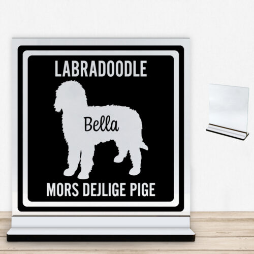 MyPets Labradoodle | Glasskilt inkl. fod med farvet overflade